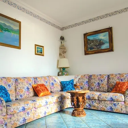 Sleeps 4 Air Con Wifi Ferienhaus