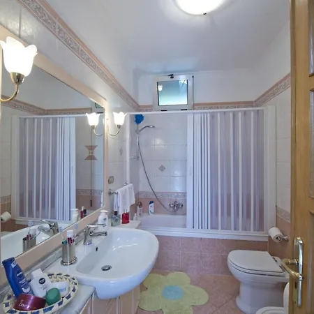Sleeps 4 Air Con Wifi Ferienhaus