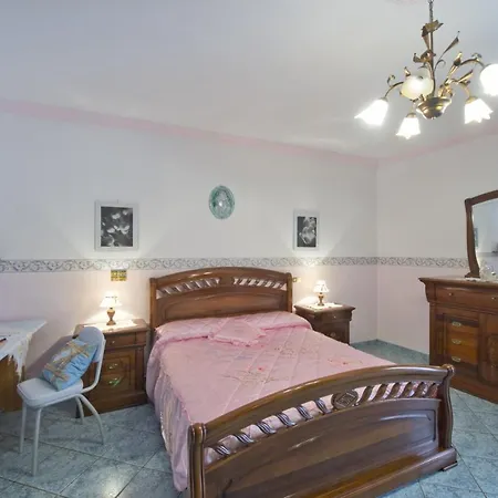 Sleeps 4 Air Con Wifi Ferienhaus