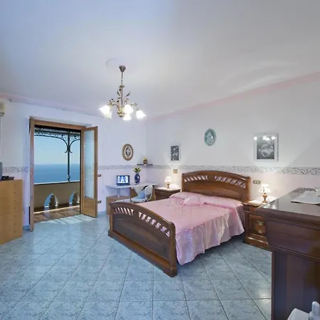 Sleeps 4 Air Con Wifi Ferienhaus