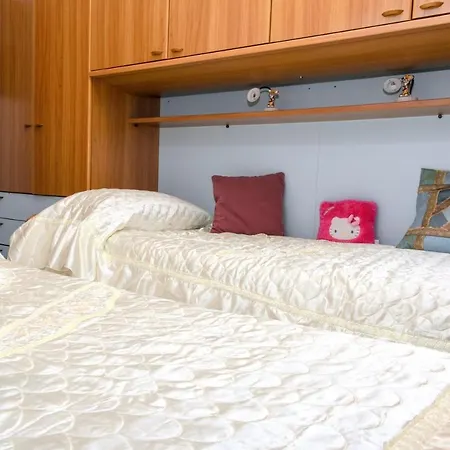 Sleeps 4 Air Con Wifi
