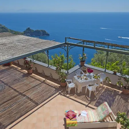 Sleeps 4 Air Con Wifi Ferienhaus